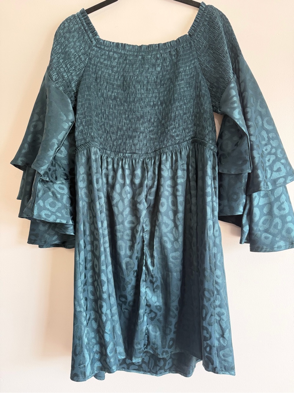 NWT JODIFL Emerald Green Leopard Satin Smocked Off-Shoulder Mini Dress M - Picture 2 of 6